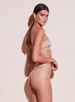 Fleur Du Mal Luxe Triangle Bra -Lingerie Store crop2 190221 FLEURDUMAL SHOT 48 5578 39f50724 0cf5 44e3 b1d5 ed3b6d7588ad